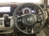 【ハンドル】運転にかかわる様々な操作を安全に行えるように視点移動が少なく操作性に配慮されたスイッチ類が凝縮されたコックピットです。
