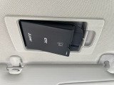 ETC車載機は専用ボックスにてバイザー裏に隠れて装着されております。トップシーリング(天井)の状態もご覧ください。きれいな状態となっております