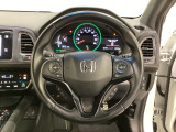ハンドルにHondaセンシング系のクルーズコントロールやレーンキープアシストなどのスイッチと、オーディオの操作スイッチが装備されています。ハンドルから手を離さず安全に操作できます。