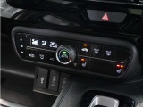 【オートエアコン】温度を設定すれば自動で快適な車内温度を保ちます。エアコン内部の高性能脱臭フィルターで車内のアレルゲンや花粉を除去。