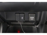 スマートフォンなどの音楽再生が可能なUSB接続ジャック装備車両です♪♪♪