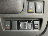 車線逸脱警報装置付きです!フロントカメラによりレーンマーカーを検知し、意図せずに走行車線から逸脱しそうな場合、メーター内のディスプレイ表示とブザーで注意を喚起します。