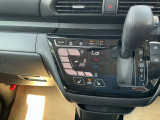 タブレット端末のようなタッチパネル式のオートエアコン採用。凹凸のない滑らかな表面で操作感を高めています。