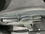 シートハイトアジャスターが付いているので運転姿勢を調整するのに便利ですね。身長に合ったシートポジションは安全運転や疲労軽減にもつながります。