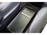 iPhoneやスマートフォン、携帯電話の充電に便利な、【置くだけ充電】を装備しています。設置されたエリアに置くだけで、充電が可能です。対応機種など詳しくはスタッフにお尋ねください。