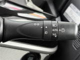【オートライト(AUTO)】外の明るさをシステムが感知して、自動でヘッドライトが点灯します。ヘッドライトをつけ忘れを防ぐ便利機能です。