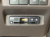 ハンドルの右下にETCがついています。高速道路の料金所の通過も楽々です!。 カードの取り出しもしやすい場所についています。
