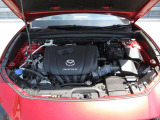 24Vマイルドハイブリッドで爽快な走りを実現する「e-SKYACTIV-G 2.0」。高効率エンジンと電動化技術の組み合わせにより、燃費性能とアイドリングストップ機能をさらに向上させました。