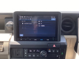 HondaCONNECT対応の便利なナビディスプレー。お持ちのスマートフォンと連携して、ナビやBluetoothでの音楽再生が可能です。デザインはもちろん、操作性も良好です。