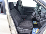 お車選びをお楽しみ頂けるよう、在庫車の展示スペースを十分に確保しております。