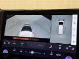 パノラミックビューモニターを装備。駐車場や交差点でクルマを真上から見るように周囲を確認できます。機能の詳細は販売店スタッフまでおたずねください。
