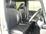 運転席まわりには十分なスペースがあり、大柄な方でもゆったり運転していただける環境です。