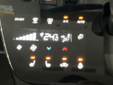 段差のないパネルスイッチのオートエアコン付きです。予め温度設定すれば後はセンサーが感知して設定温度を保ってくれますので快適なドライブが楽しめます。雨の日のガラスの曇りもなく安全な運転ができます。