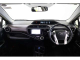 フードが低いセンターメーターで運転席からの視界は良く、助手席からもメータの情報を見ることが出来ます。操作ボタンやダイヤルが届きやすい位置に配置されていて利便性も良い使いやすい運転席廻りです。