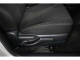 運転席シートリフター装備!シートの上下調整で運転操作の視界を確保できます。
