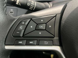 ステアリングスイッチで、目線を逸らさずオーディオの操作やメーター内のディスプレイの変更ができます。