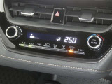【オートエアコン】車内温度を感知して自動で温度調整をしてくれるのでいつでも快適な車内空間を創り上げます!どの席に座っても快適なドライブが楽しめます♪