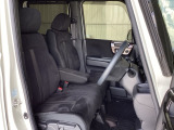 フロントシートはベンチシートです。ベンチシ―トは運転席と助手席の移動もスムーズ。狭い駐車場での乗り降りに便利です