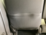 【シートバックポケット】すぐ手に取りたいアイテムをスマートにしまっておけます。限られた空間を有効に活用でき、長距離のドライブでも車内を清潔感のある落ち着いた状態に保ってくれる実用的な機能です。