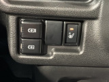 運転席側にはシートヒーターが付いています!寒い日に便利な装備ですね。