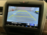 リバースギアに入れるだけで後方の表示へ切り替わります。夜間や雨の日の駐車も楽になりますよ。