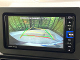 【バックカメラ】駐車時に後方がリアルタイム映像で確認できます。大型商業施設や立体駐車場での駐車時や、夜間のバック時に大活躍!運転スキルに関わらず、今や必須となった装備のひとつです!