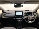 シンプルながら機能性あふれる運転席廻りです。視界性もよく、運転しやすいですよ。