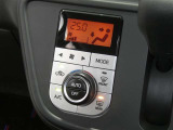 【オートエアコン】車内温度を感知して自動で温度調整をしてくれるのでいつでも快適な車内空間を創り上げます!どの席に座っても快適なドライブが楽しめます♪