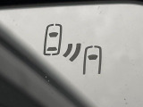 【ブラインドスポットモニター】走行中、ドアミラーの死角になりやすい箇所に後続車が接近するとサイドミラーのレンズに警告を表示!ドライバーに注意喚起をしてくれます。