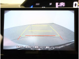 大画面に映し出されるバックカメラ映像には便利なガイドラインも表示されます!!
