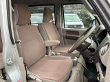 運転席はひじ掛けが付いてリラックスして運転ができます