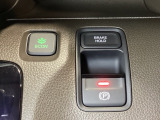 セレクトレバーの右に電子制御パーキングブレーキがあります。スイッチひとつで、停車した地点の傾斜などをシステムが検知・判断してブレーキ力を自動的に最適制御し、しっかり停車できるパーキングシステムです。