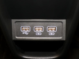 USBポートも装備されています、スマートフォンの充電やオーディオに連携も可能です、今や欠かせない装備の一つです!