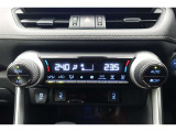 ★運転席と助手席でそれぞれお好みに合わせて温度設定が行えるフルオートエアコンです。外気温や室温、日射量を感知し、吹き出し温度、風量を緻密に制御します