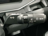 【オートライト】車のセンサーが周囲の明るさを感知し、自動でヘッドライトを点灯・消灯する機能です。この機能は夕暮れ時の交通事故が多い時間帯の安全性を高めてくれます。