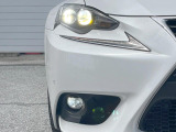 【LEDヘッドライト】悪天候や夜間走行時も良好な視界を確保し安心して運転できる高輝度LEDヘッドライトを装備!点灯速度が早く、消費電力も抑えられています。