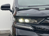 【三眼LEDヘッドライト】スタイリッシュな見た目の三眼LEDヘッドライトを装備♪スタイルだけでなく、夜間の走行も視界良好で安心してお乗りいただけます。
