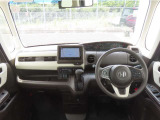 【インパネ周り】広々とした視界性の良い運転席です。ゆったりとした快適な乗り心地で運転できます。ブラウン&times;アイボリーのインテリアカラーで、心地よい時間が流れるモダンな空間を演出しています。