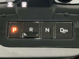 【スイッチ式シフト】レバーの出っ張りがなく、前方の視界がスッキリして運転席まわりのスペースが広がるメリットがあります。また、誤操作を防ぐ安全設計も施されています。