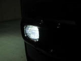 フロントLEDフォグランプです鮮やかな日光色で明るく足元を照らします。