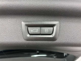 MINIの運転席操作部は、中央に構えるディスプレイが最大の特徴です。航空機を思わせるトグルスイッチなど、直感的で遊び心のあるメカニカルな操作感が、ゴーカートのような走りの高揚感を高めます。