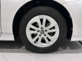 タイヤサイズは(195/65R15)でキャップ付きアルミホイールです。