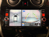 アラウンドビューモニターは真上から見下ろした様に車の周囲を表示することで、駐車時の安全性と利便性を高めます。