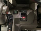 セレクトレバーの右に電子制御パーキングブレーキがあります。スイッチひとつで、停車した地点の傾斜などをシステムが検知・判断してブレーキ力を自動的に最適制御し、しっかり停車できるパーキングシステムです。