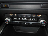 ハンドルヒーターにシートヒーター、エアコンはオートエアコンで快適に運転が出来ます。