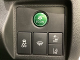 Hondaセンシング用の、VSA(ABS+TCS+横滑り抑制)解除と路外逸脱抑制機能のオンオフスイッチなどはハンドルの右側に装備しています。燃費に役立つECONボタンもここです。