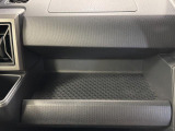 助手席側のインパネトレイは大きくてボックスティッシュも置けます!