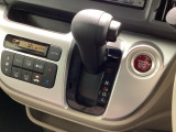インパネシフトを採用しているので、前席の足元も広々としています。運転席と助手席の行き来もスムーズです!