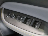 ドア内側、手の届きやすい位置にドアガラスの開閉スイッチ(パワーウインドウ)があります。運転席にはいたずら防止のためのロック付!