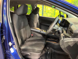 運転席まわりには十分なスペースがあり、大柄な方でもゆったり運転していただける環境です。